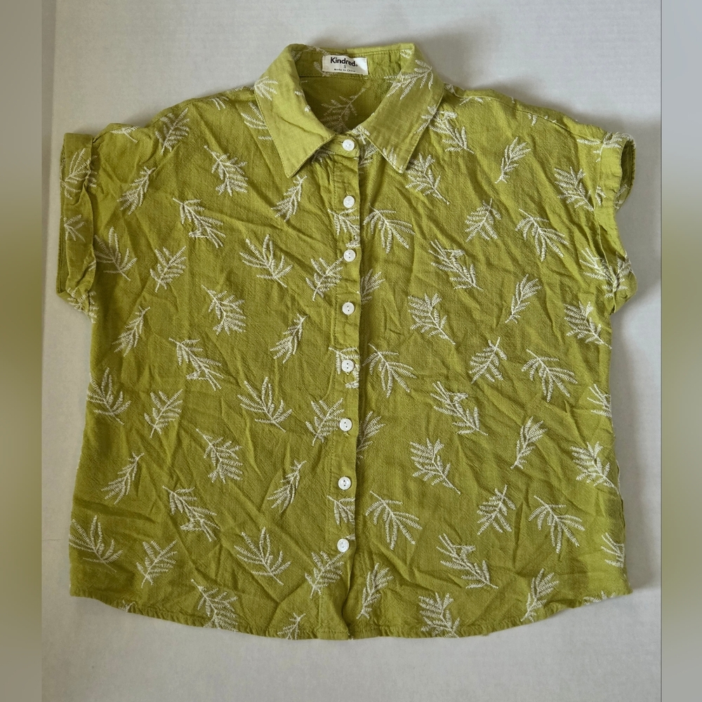 Kindred Anthropologie Green Embroidered Short Sleeve Top Women's S